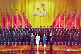 东部战区隆重举行“人民军队忠于党”歌咏大会图片