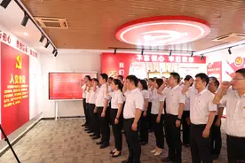 打造“党建综合体”，中原银行新乡分行争做“党建标兵”图片
