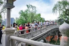 西安兴庆宫公园改造后首日开园 早上6点已有上千人排队图片