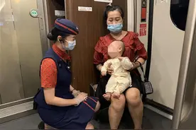 怀抱婴儿的旅客为何坐在地上？高铁列车员及时上前相助图片