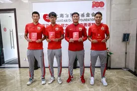 爱心助学已成惯例，上海海港这几位球员“很暖心”，要把足球公益进行到底图片