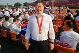 连线赴北京观礼青岛人 | 张瑞敏：在世界舞台中心建立中国自信图片