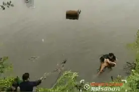 私家车滑进水库，妻儿落水，丈夫吓到呕吐，幸亏这个身影跳下去图片