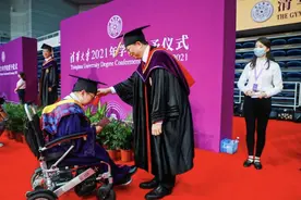他让清华大学校长邱勇两次俯身为其颁奖，双腿截肢的他从清华博士毕业，母亲就是他的腿图片