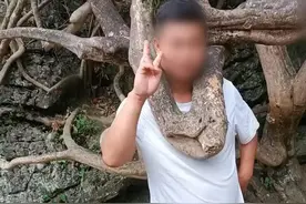 头伸树杈拍照被卡住 黄果树景区称发现会予以制止 男子回应：出于好奇图片