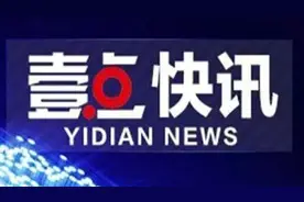 一垃圾车因操作失误将垃圾倒在路上 多辆车受到牵连图片