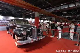 14辆珍贵“老爷车”亮相济南西站，槐荫区典藏老式汽车展开展图片