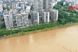 紧急提醒！柳江水刚刚漫上河堤，部分道路已封闭，快去挪车…图片