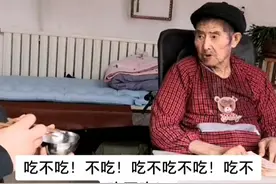 “猜拳哄父亲睡觉”感动全网，如今父亲去世儿子致歉，网友：你做得很好了图片