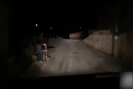 小小举动冲上热搜，引无数网友点赞！云南的司机也常这样做……图片