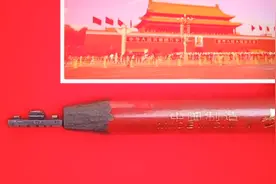 山东一美术老师在5毫米铅笔芯上微雕出天安门，网友：真·笔芯中华图片