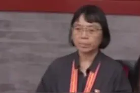 这一幕破防了！张桂梅把头靠在江姐扮演者的肩上图片