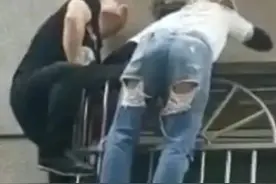 托举20分钟！年轻母亲爬墙勇救陌生女童图片