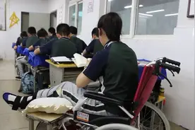 暖！女生骨折受伤拒绝休学收获全班54份爱：同学和老师让人很感动视频封面