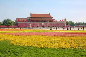 天安门广场两侧花坛今天凌晨亮相，连夜施工用时仅10个半小时图片