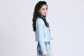 Angelababy蓝色系青春写真曝光 脚踩运动鞋青春靓丽图片