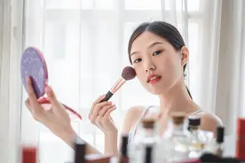 不脱妆的夏日妆容秘诀，你也可以轻松掌握图片