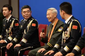 佩戴“七一勋章”，崔道植说从未想过退休，要工作至最后一刻图片