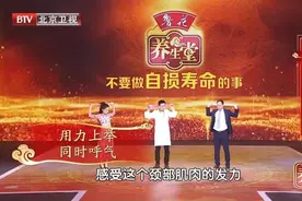 一条毛巾就能锻炼背肌，赶紧学起来吧图片