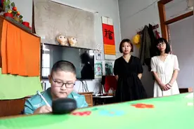老师组团上门授课、同学争当“保镖团”！用3个手指夹笔写字的青岛男孩毕业了图片