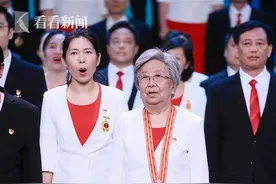 光辉的旗帜丨党员劳模合唱《在灿烂阳光下》图片
