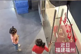 惊险一幕！玻璃门突然破碎脱落砸中一男童图片