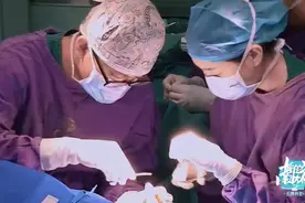 瘫痪孩子能否重新站起？今晚锁定《我的白大褂2：王牌科室》图片