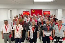 彭浦新村街道为老党员颁发“光荣在党50年”纪念章图片