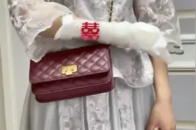 太拼了！伴娘打石膏参加闺蜜婚礼：堵门成功，没人敢进图片