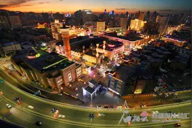 在新疆国际大巴扎景区“打卡”庆祝建党百年主题灯光秀图片