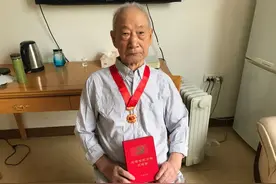 黑龙江省交通运输厅为老党员颁发“光荣在党50年”纪念章图片