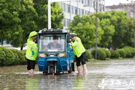 铜陵突降暴雨 交警赤脚上阵水中执勤图片