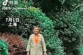 大爷佩戴“光荣在党50年”奖章满街蹓跶，网友：我家有两个图片