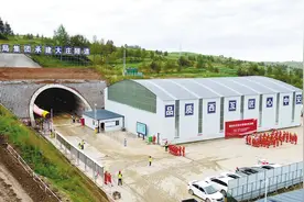 青海西互公路大庄隧道全面贯通图片