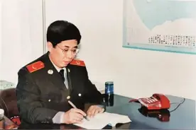 学校组织参观抗美援朝纪念馆，他发现了检察官父亲的“秘密”图片