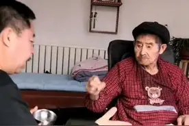 “猜拳哄父亲睡觉”感动全网，如今父亲去世儿子鞠躬致歉，网友：你做得很好了图片