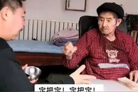 “猜拳哄父亲睡觉”感动全网，如今父亲去世儿子鞠躬致歉，网友：你做得很好了图片
