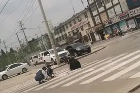 5名初中生马路涂鸦向同学示爱，环卫大爷清理一下午！当事人：对不起图片