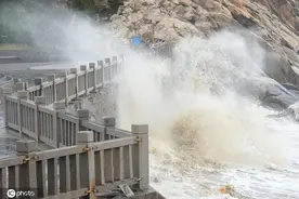 江苏连云港：大风天气来袭 海滨出现巨浪图片