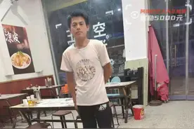 “大街上那么多人，只有你叫了我”暴雨中，老板请卖菜阿姨进店避雨，暖心图片