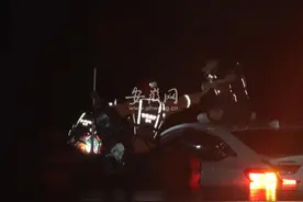 夜晚水位猛涨致车辆熄火 男子爬到车顶等待救援图片