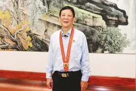 做一把永不熄灭的“焊枪”！“七一勋章”获得者艾爱国：做事情就要做到极致图片