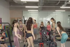 日本网红找泳装正妹验证：美女坐在旁边会激发潜能吗图片