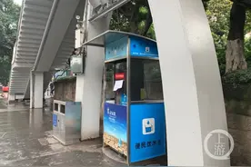 加州花园公交站旁便民饮水点停摆 市民“渴望”其能尽早复工图片