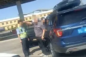 内蒙古高速上一辆轿车逆行被民警喊话停车，司机非但没停反而加速逃跑图片
