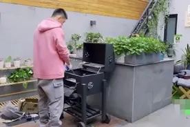 黄景瑜难掩吃货属性 烤巨型肉排看呆嘉宾图片