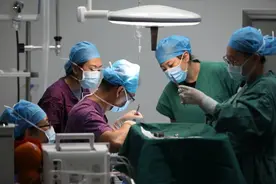 75000张笑脸背后的吴伟图片