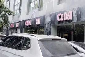 住户阳台果实坠落，砸坏小车挡风玻璃！该谁“买单”？图片