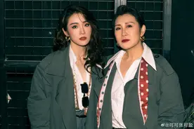 张凯丽携爱女同台走秀 卷发配灰色风衣复古港风氛围感十足图片