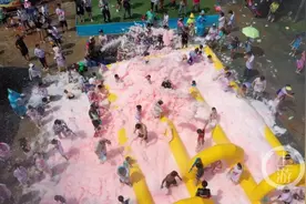 精彩好玩的幻彩水枪大战开启你的盛夏狂欢图片